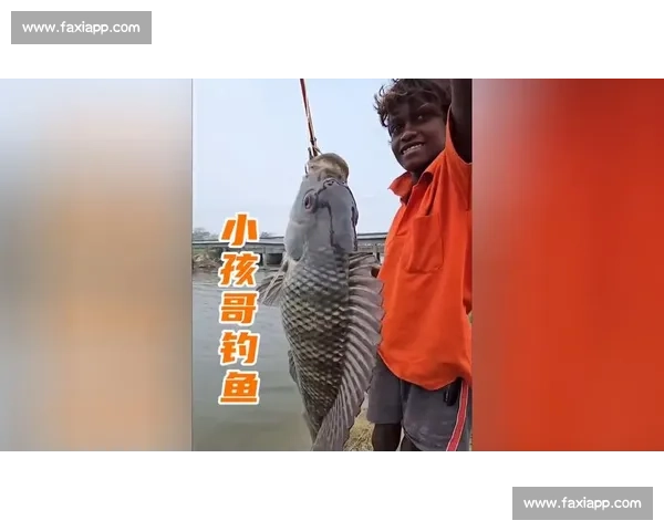 小孩哥单手擒大鱼！钓鱼佬：我的装备白升级了