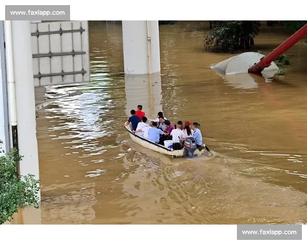 洪水中的生命托举：榕江消防员用身躯筑起 “避风港”
