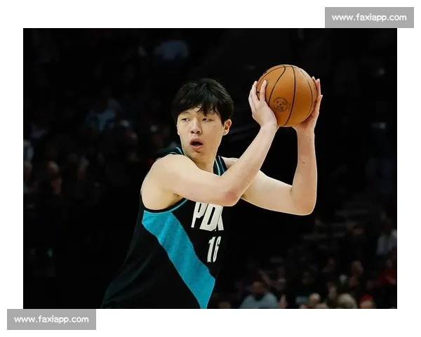 杨瀚森开拓者首日：拥抱阿夫迪亚，笑谈汉堡，16 号球衣开启新章