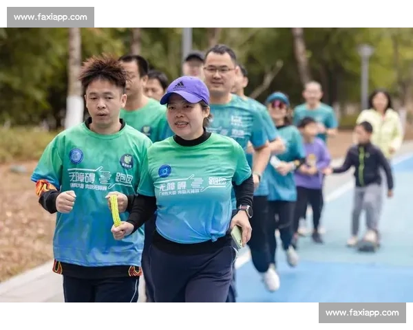雨幕中绳牵追光:视障跑者与陪跑员的无畏训练 雨幕中绳牵追光:视障跑者与陪跑员的无畏训练